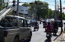 Vecinos denuncian caos vehicular en el cruce entre las avenidas General Santos, Artigas y Costanera, donde, tras la Semana Santa, habrá intervención por obras de infraestructura.