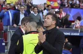 El entrenador del Atlético de Madrid, Diego Pablo Simeone, antes del comienzo del partido de ida de las semifinales de la Liga de Campeones que Atlético de Madrid y Arsenal FC disputan este miércoles en el estadio Metropolitano. EFE/Kiko Huesca