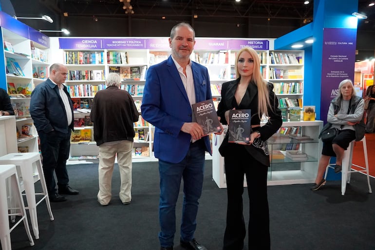 Angelike Augsten, a la derecha, presentando su libro "Acero".