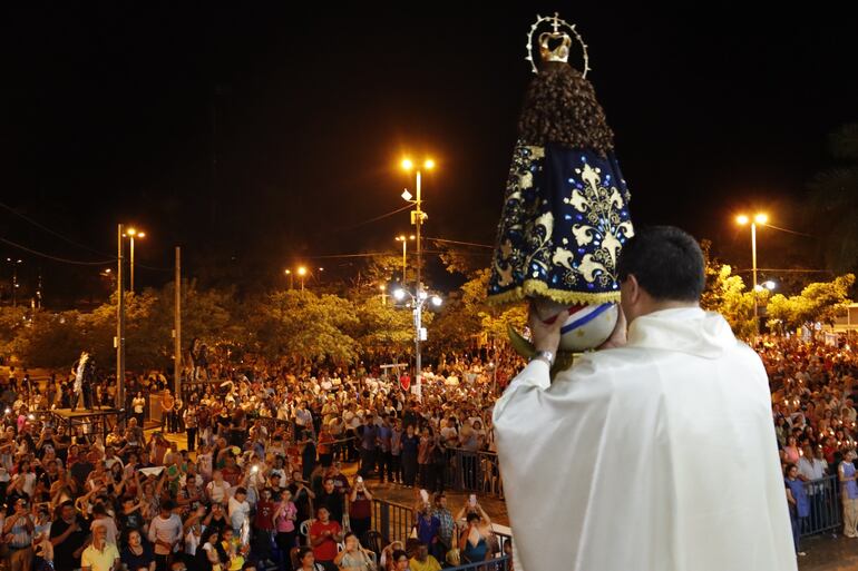 La explanada de la Basílica quedó totalmente copada de fieles.