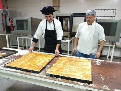 En total serán distribuidos 350 y 400 platos especiales para el personal de guardia y aproximadamente 200 para los pacientes.
