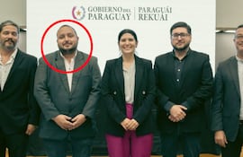 La viceministra Alejandra Duarte (centro) aparece junto con Juan “Jimmy” Villaverde Emategui y otros tres directivos del Mitic.