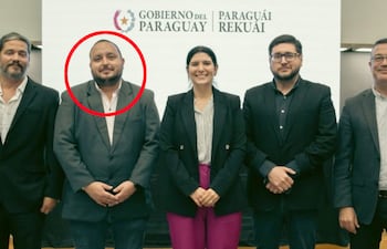 La viceministra Alejandra Duarte (centro) aparece junto con Juan “Jimmy” Villaverde Emategui y otros tres directivos del Mitic.