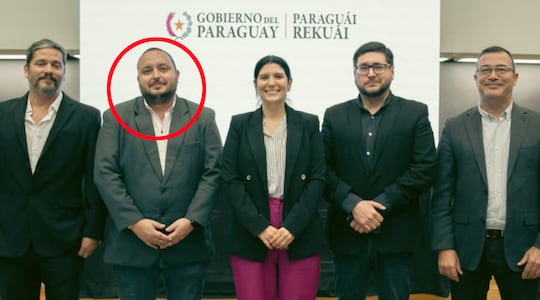 La viceministra Alejandra Duarte (centro) aparece junto con Juan “Jimmy” Villaverde Emategui y otros tres directivos del Mitic.