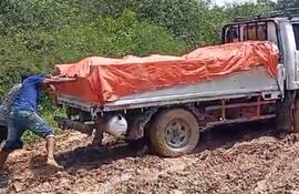 Así se encuentran actualmente los caminos que conducen a los distritos de Fuerte Olimpo y Bahía Negra, los conductores deben lidiar verdaderas odiseas de forma permanente.