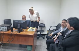 El procesado Pedro Acosta (segundo de la derecha) junto al Abg. Julio César Recalde Tellez, ante la jueza de Garantías Cynthia Lovera minutos antes de la suspensión de la audiencia.