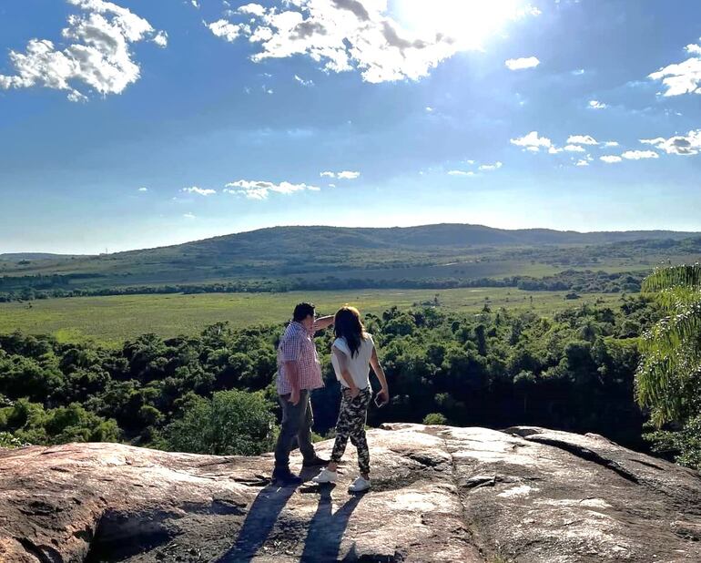 Desde el cerro Mirador Yaguareté Kua se puede observar la naturaleza que rodea Caapucú.