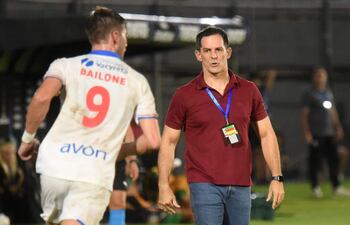 El argentino Víctor Bernay, entrenador de Nacional, en un partido de la Copa Sudamericana 2024 en el estadio Defensores del Chaco, en Asunción, Paraguay.