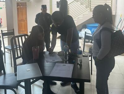 La fiscala Liliana Denice Duarte Céspedes (derecha) durante el allanamiento del domicilio del presunto agresor.