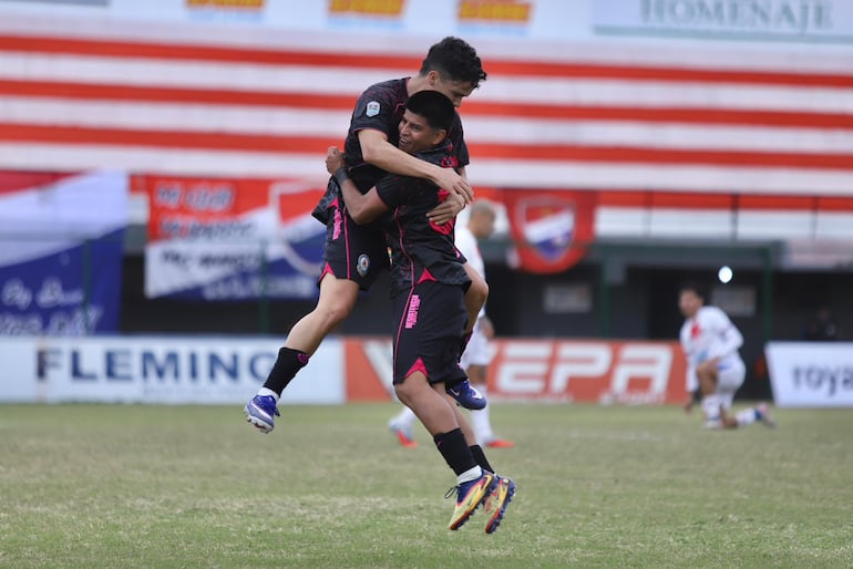 Celebración del gol del equipo visitante que abrió el marcador.