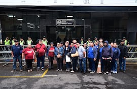 Padres, docentes y directores protestaron por la falta de kits escolares, a un mes del inicio de clases.