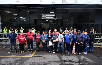 Padres, docentes y directores protestaron por la falta de kits escolares, a un mes del inicio de clases.