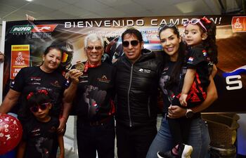 Óscar Santos con su familia ayer en el Aeropuerto Silvio Pettirossi tras su retorno.