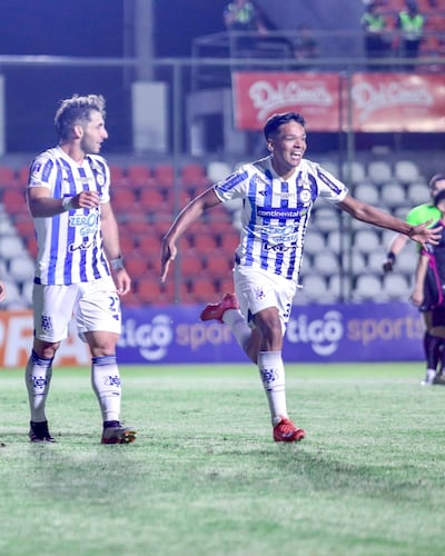 Celebración con los brazos abiertos de Amín Molinas, tras anotar el gol de apertura, acompaña el festejo Diego Acosta. (Foto: 2 de Mayo)