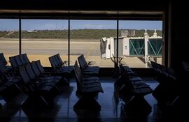 AME3488. MAIQUETÍA (VENEZUELA), 27/11/2025.- Fotografía que muestra una sala este jueves, en el aeropuerto internacional Simón Bolívar, en Maiquetía (Venezuela). El aeropuerto internacional de Maiquetía, que sirve a Caracas, operó con una oferta limitada de viajes, con solo siete salidas y siete llegadas previstas, un día después de que las autoridades venezolanas revocaran la concesión de vuelo a seis aerolíneas extranjeras. EFE/ Miguel Gutiérrez