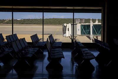 AME3488. MAIQUETÍA (VENEZUELA), 27/11/2025.- Fotografía que muestra una sala este jueves, en el aeropuerto internacional Simón Bolívar, en Maiquetía (Venezuela). El aeropuerto internacional de Maiquetía, que sirve a Caracas, operó con una oferta limitada de viajes, con solo siete salidas y siete llegadas previstas, un día después de que las autoridades venezolanas revocaran la concesión de vuelo a seis aerolíneas extranjeras. EFE/ Miguel Gutiérrez