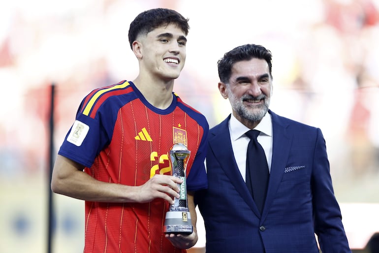 Pau Cubarsí de España (I) recibe el premio al Mejor Jugador Joven durante la ceremonia de premiación luego del partido final de la Copa Mundial de la FIFA 2026 entre España y Argentina, en East Rutherford, Nueva Jersey, Estados Unidos.
