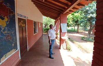 El profesor Éver Denis mostrando la viga principal inclinada de la escuela y colegio San Agustín.