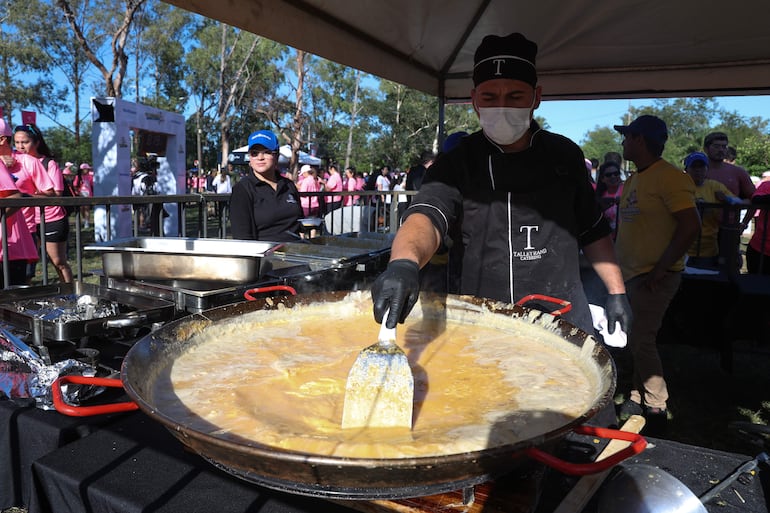Un cocinero participa en el intento de conseguir el récord Guinness preparando la mayor degustación de huevos revueltos del mundo, en Luque (Paraguay).