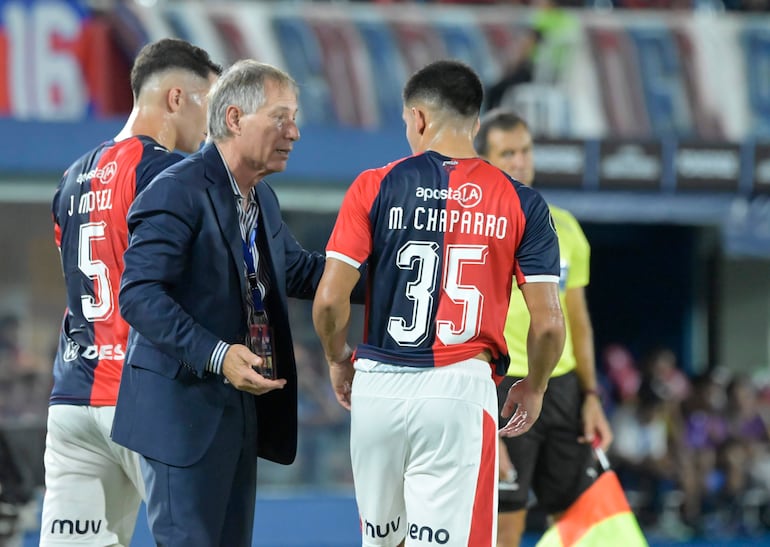 El entrenador de Cerro Ariel Holan (anima a su equipo durante el partido de la Copa Libertadores contra Junior de Barranquilla..