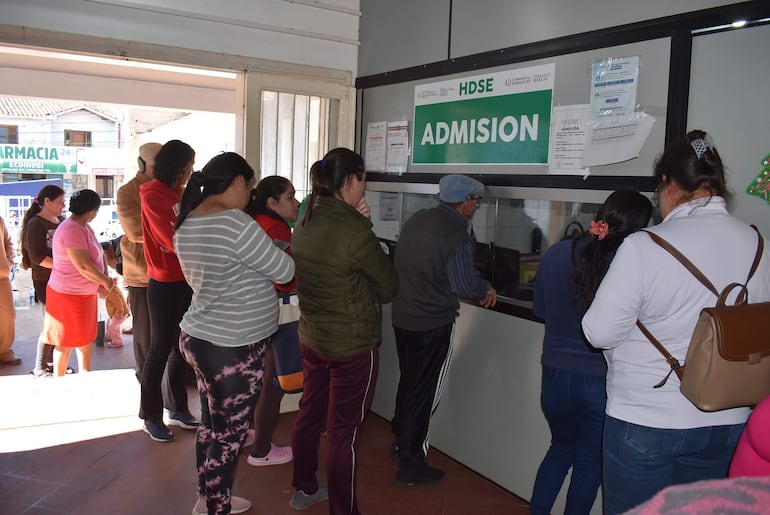 Pacientes de diversas edades esperan su turno para ingresar al consultorio
