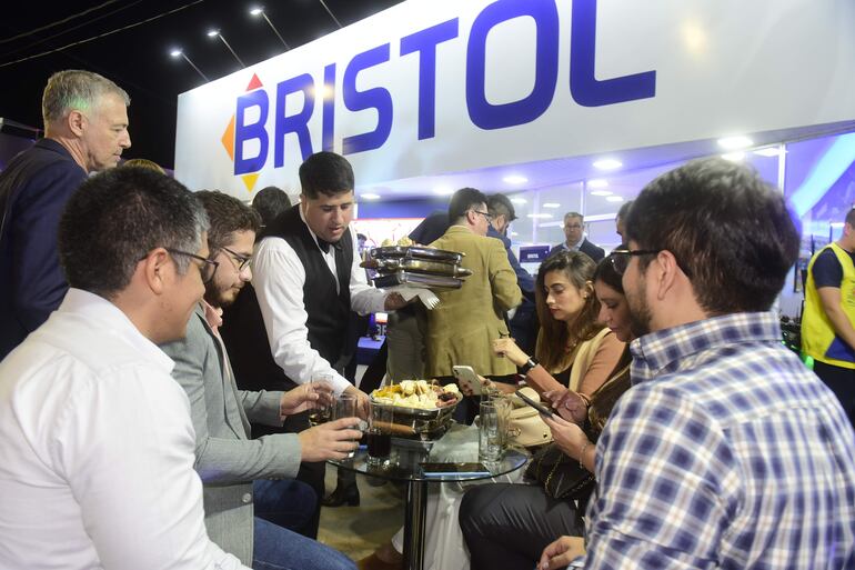 Los presentes disfrutaron de un exquisito menú.