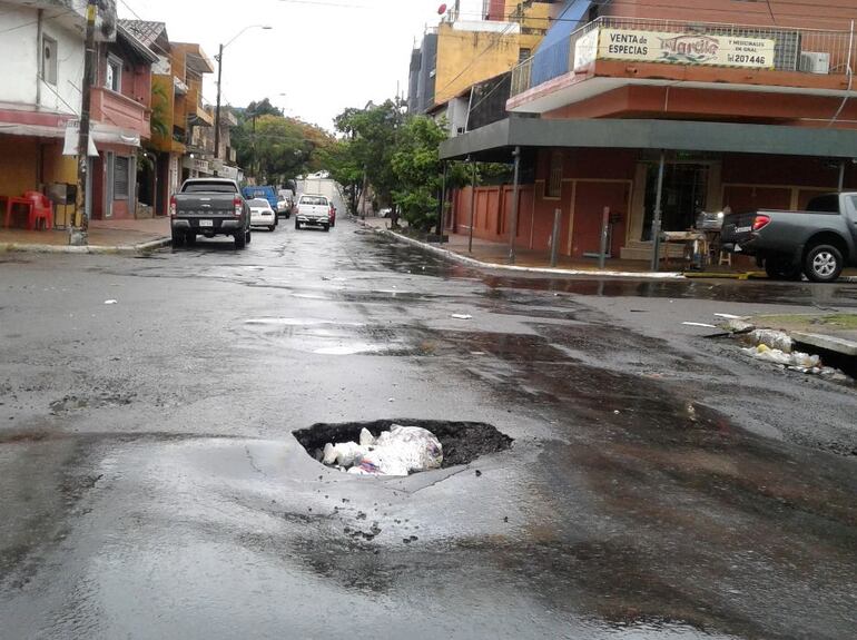 Pozos de la Essap en las calles tras la lluvia - Locales - ABC Color