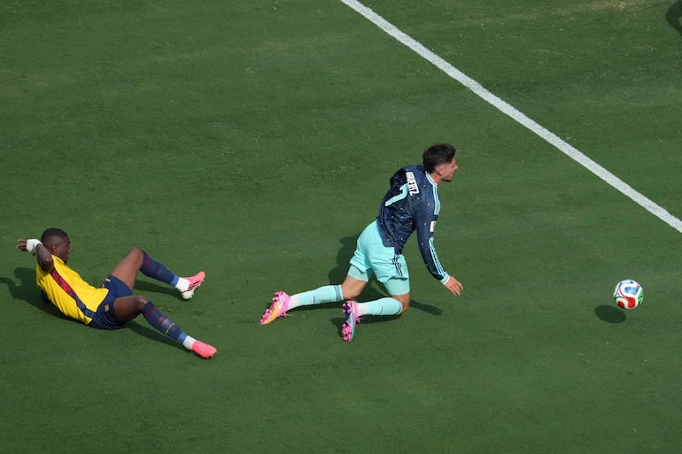 Kai Havertz acusa una falta de Joel Ordóñez. La árbitra Tori Penso cobró penal, pero tras revisión del VAR revió su postura por una infracción previa.