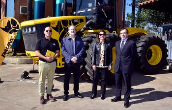 Fernando Barquin, Rainer Bendlin, Liz Ramírez y Fernando Casaccia, durante la presentación de AgroPartner como representante de la marca de tractores Pauny.