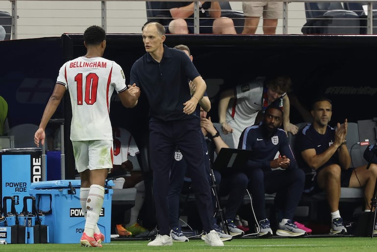 Jude Bellingham (i) de Inglaterra celebra con el seleccionador Thomas Tuchel este miércoles, en un partido del grupo L del Mundial de la FIFA 2026 entre Inglaterra y Croacia en el estadio AT&T en Dallas (EE.UU.).