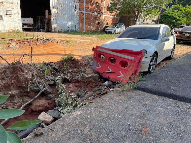 Erosión está por hacer caer a un vehículo en la peligrosa zanja abierta sobre Veteranos del 70 casi Aztecas, barrio San Pablo, Asunción.