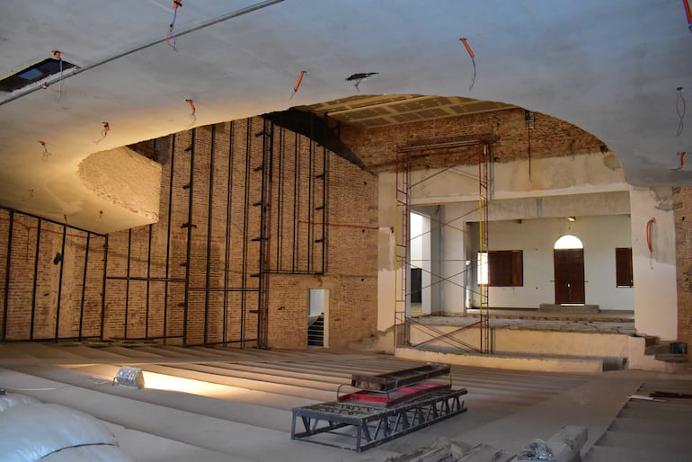 Intendente de Villarrica defiende licitación exprés del teatro y admite presión del calendario electoral