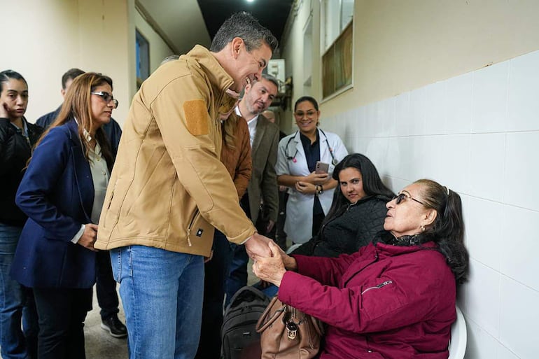 Santiago Peña durante una visita al Hospital Regional de Concepción (Paraguay).
