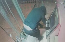 El solitario maleante intenta abrir el cajero automático, pero tras sonar las alarmas escapa del lugar. La Policía Nacional investiga el caso.