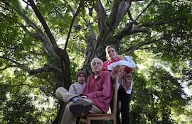 Don Gregorio Gómez Centurión a la sombra del guapo’y en su casa de Guasu Corá, Villeta.