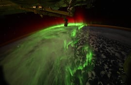 Fotografía publicada en la cuenta oficial en X @Astro_Jessica de la astronauta de la NASA Jessica Meir, que muestra una vista de una aurora austral tomada desde la nave Dragon de SpaceX en la Estación Espacial Internacional (EEI).