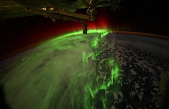 Fotografía publicada en la cuenta oficial en X @Astro_Jessica de la astronauta de la NASA Jessica Meir, que muestra una vista de una aurora austral tomada desde la nave Dragon de SpaceX en la Estación Espacial Internacional (EEI).