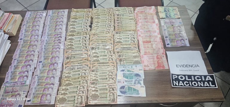 La Policía logró recuperar el dinero en efectivo robado.