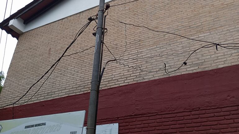 Los padres pidieron el cambio de la instalación del sistema de energía eléctrica.