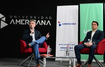 Camilo Jiménez Agüero, director general de la Universidad Americana, y Juan M. Gustale, director titular de ueno Paraguay.