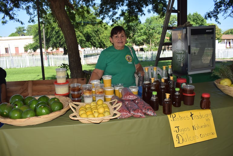 La productora del Comité San Isidro, Nilda Morínigo, participa de la feria en la exestación del tren.