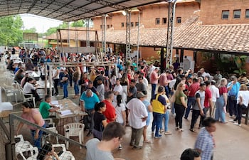 Concurrencia de afiliados que participaron de las elecciones internas de la ANR en el CREE de Encarnación.