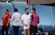 Momento en que Derlis González le comenta Vitamina Sánchez sobre la dolencia que le impidirá ingresar al campo.