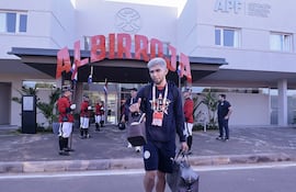 Julio César Enciso ( 23/01/2004), a la salida de la delegación de la selección paraguaya de Ypané con destino al Defensores del Chaco para el amistoso del viernes contra Nicaragua, ganado por la Albirroja por 4-0.
