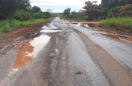 Los baches ya forman parte del paisaje de la ruta Arroyos y Esteros–Tobatí.