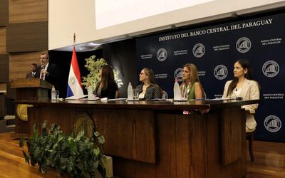 El presidente del BCP Carlos Carvallo, durante la presentación, en la mesa: Mónica Pérez, Liana Caballero, Fernanda Carrón y Carmen Marín