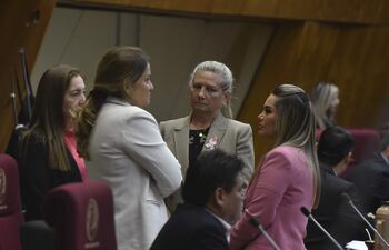 Las cartistas Carmen Giménez, Cristina Villalba, Ida Catebeke y Johana Vega conversan en la sesión pasada.