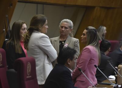 Las cartistas Carmen Giménez, Cristina Villalba, Ida Catebeke y Johana Vega conversan en la sesión pasada.