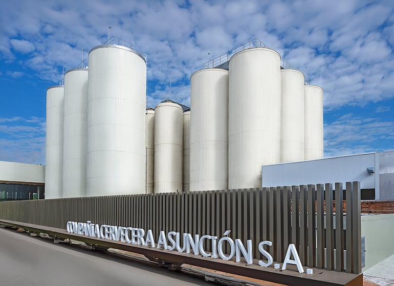 Una de las unidades industriales es la Compañía Cervecera Asunción (CCA), donde Munich destaca como la marca principal y Polar como otra insignia histórica.