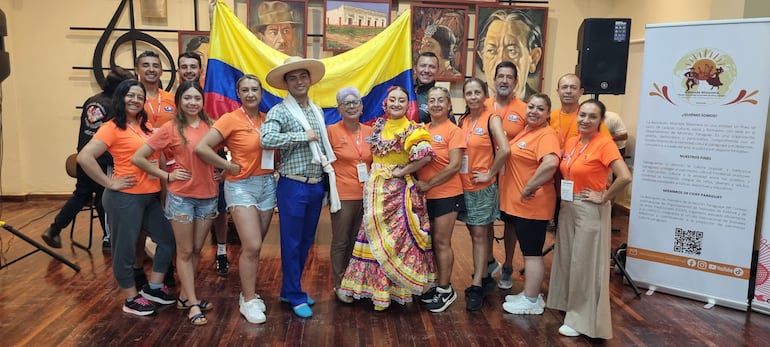 La delegación colombiana exige la presentación de sus trajes típicos, con dos bailarines, uno masculino y uno femenino.
